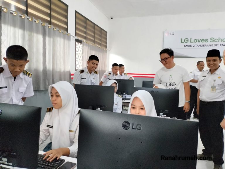 Suasana di Laboratorium Multimedia SMKN 2 Tangerang Selatan menggunakan Monitor berkualitas LG dalam pembelajaran.