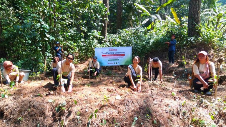 Perwakilan Sharp Indonesia dan pelari melakukan penanaman pohon Rasamala.