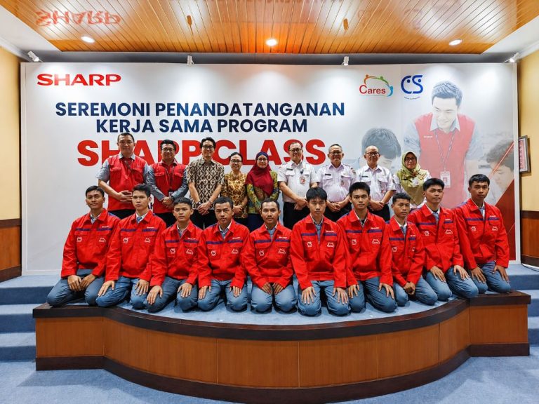 Perwakilan Sharp Indonesia, Perwakilan Dinas, Kepala Sekolah SMKN 35 Jakarta dan siswa peserta Sharp Class