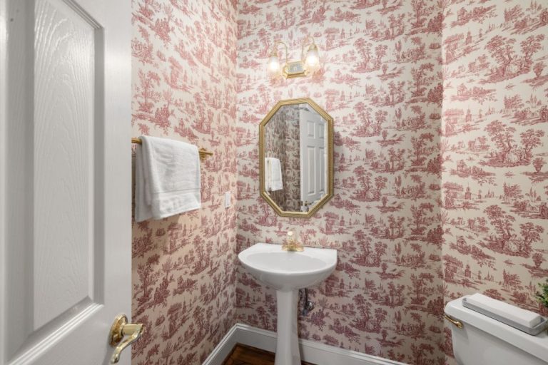 Powder Room di bawah tangga