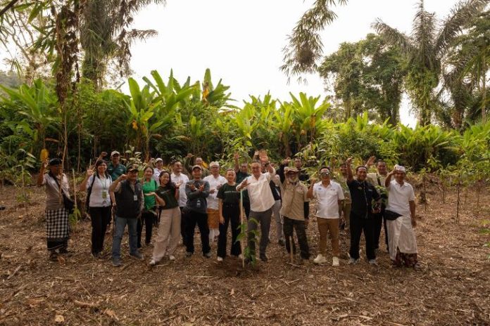Reforestasi Batukaru Bali Pelaksanaan agenda reforestasi di Pura Batukaru bersama Nuanu Social Fund, Dinas Kehutanan Provinsi Bali, Bali Tourism Board, bersama pihak desa.