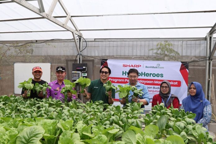 Perwakilan Sharp Indonesia dan Benih Baik bersama ibu muda peserta Sharp Hydro Heroes memanen hasil hidroponik.