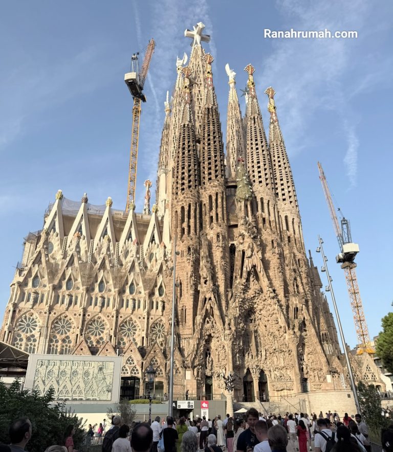 18 menara di gereja Sagrada Familia
