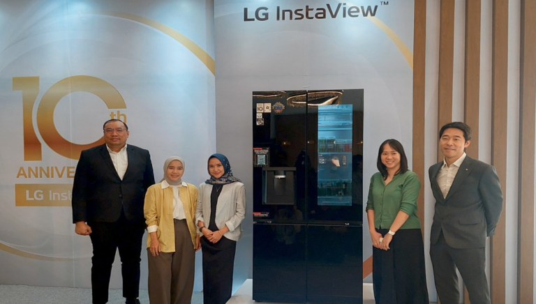 Tiga konsumen pengguna LG InstaView dan perwakilan LG Indonesia