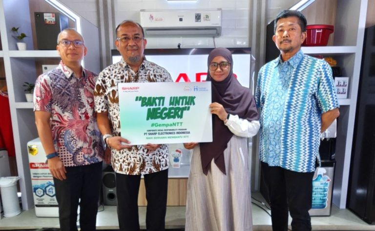 Sharp Indonesia menyalurkan bantuan bagi warga terdampak gempa NTT