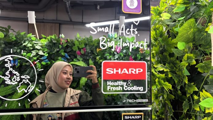 Pesan Keberanjutan Sharp di Langkah Membumi 2026 anggota Sharp Greenerator melakukan mirror selfie di Langkah Membumi 2026
