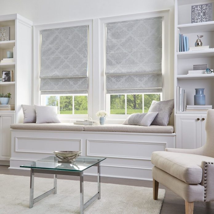 Roman blind Roman Blind dipasang di jendela dekat ruang santai.