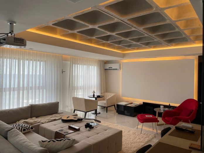 Home Theater dengan layar proyektor untuk ruang yang luas