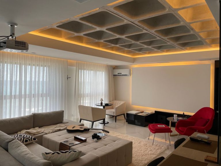 Home Theater dengan layar proyektor untuk ruang yang luas